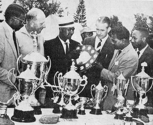 Admiring-the-prizes-championship-at-kloof-cc-1961